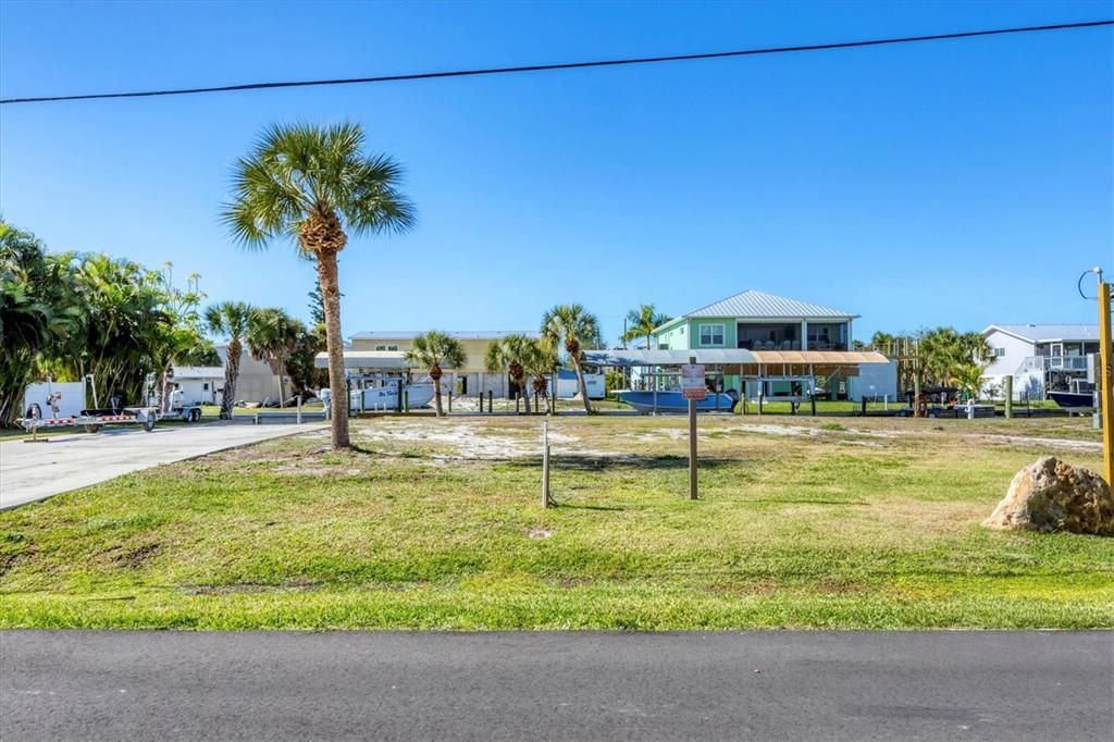 На продажу: $989,999 (0.46 acres)