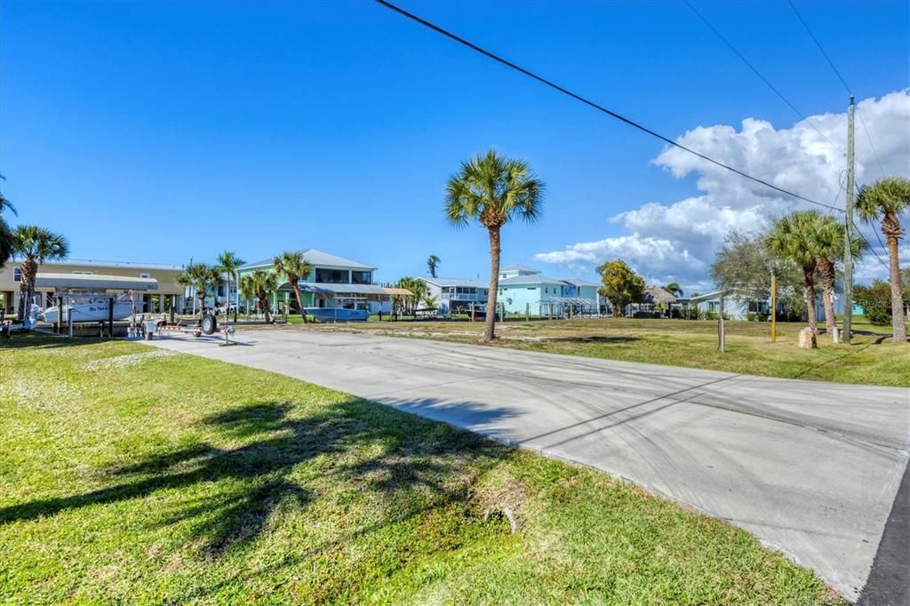 На продажу: $989,999 (0.46 acres)