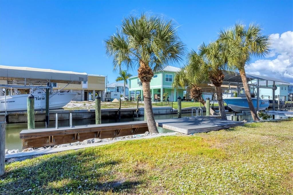 На продажу: $989,999 (0.46 acres)