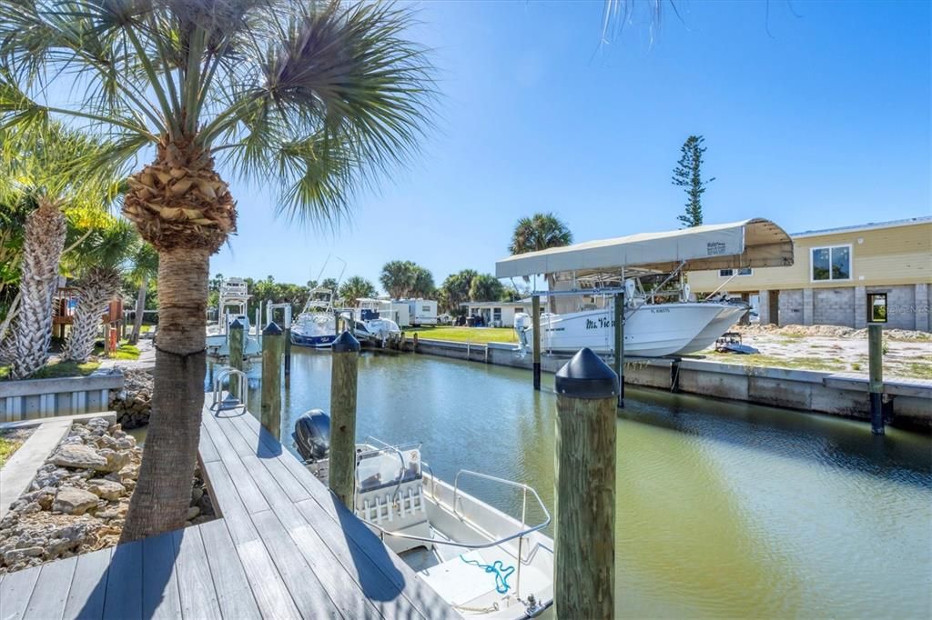 На продажу: $989,999 (0.46 acres)