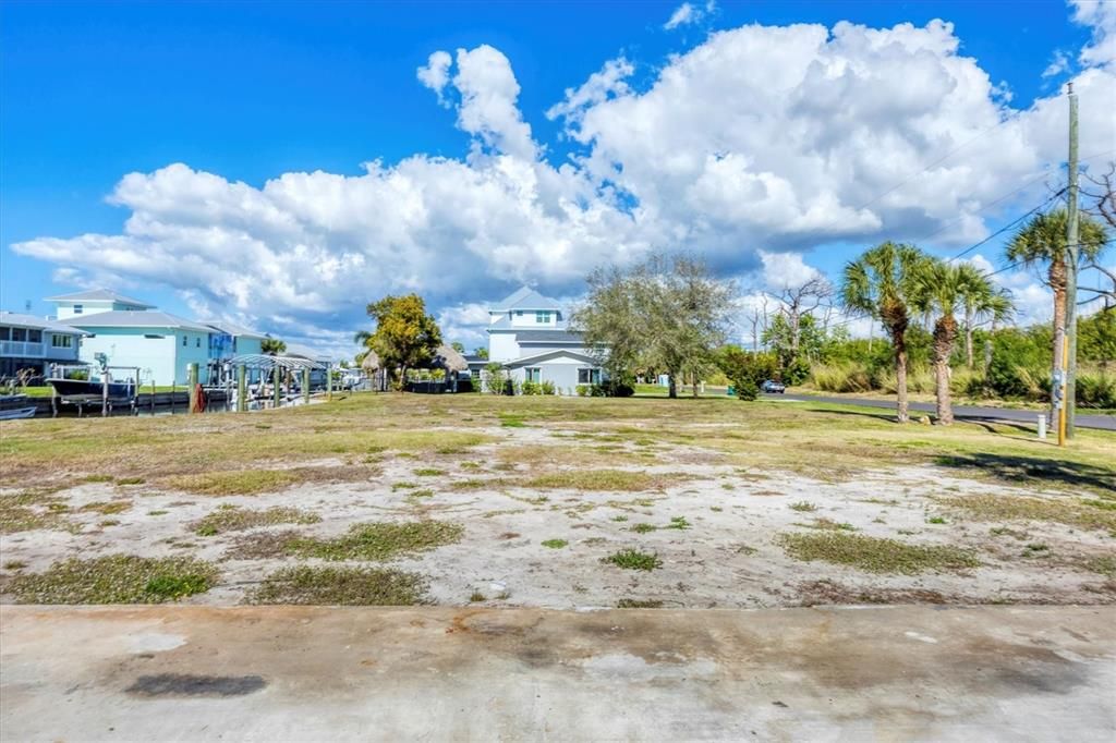 На продажу: $989,999 (0.46 acres)