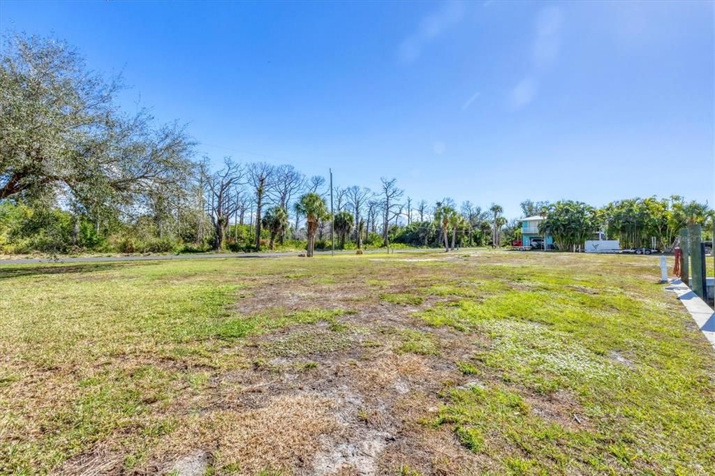 На продажу: $989,999 (0.46 acres)