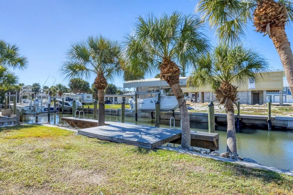 На продажу: $989,999 (0.46 acres)
