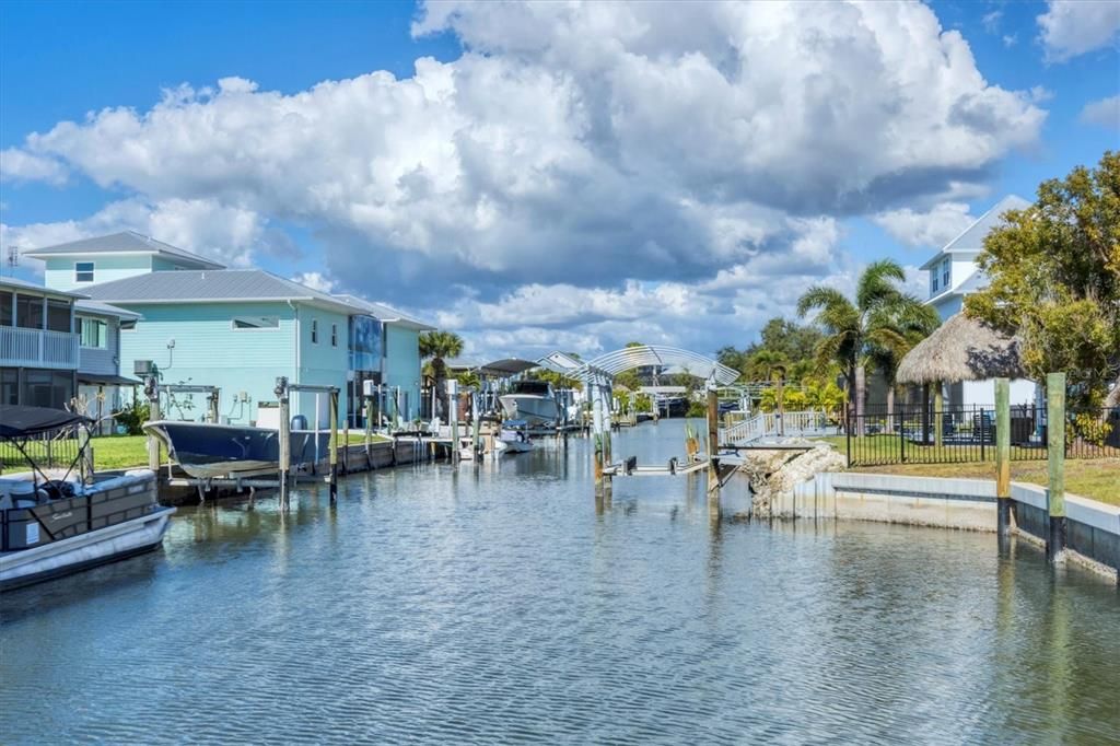 На продажу: $989,999 (0.46 acres)