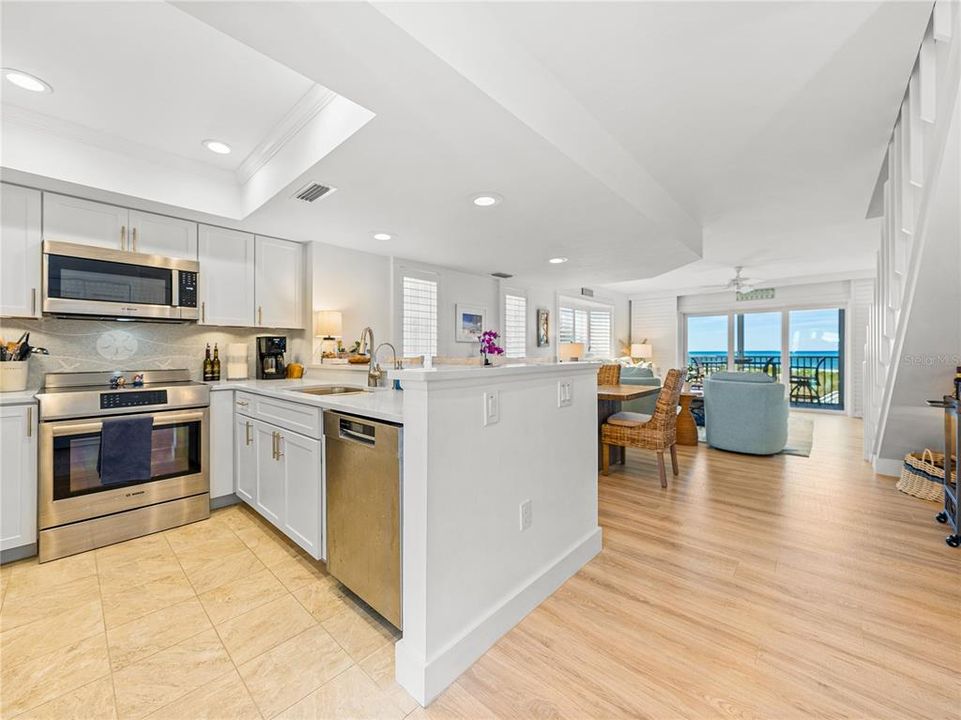 For Sale: $2,499,500 (2 beds, 2 baths, 1276 Square Feet)