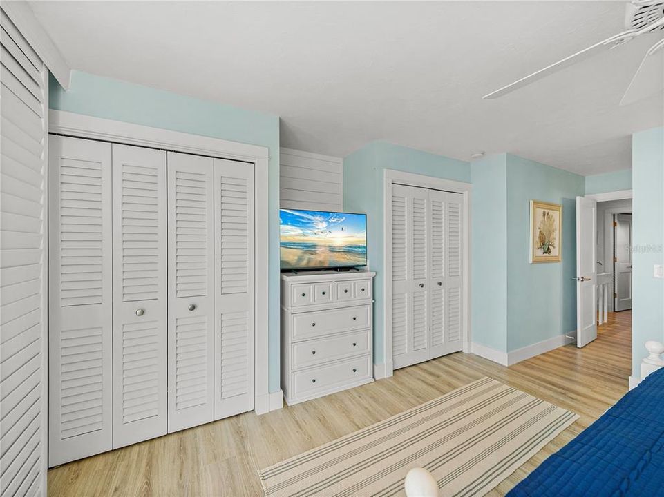 For Sale: $2,499,500 (2 beds, 2 baths, 1276 Square Feet)
