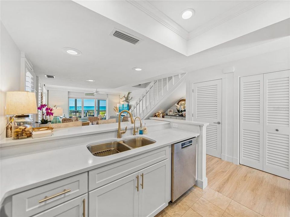 For Sale: $2,499,500 (2 beds, 2 baths, 1276 Square Feet)