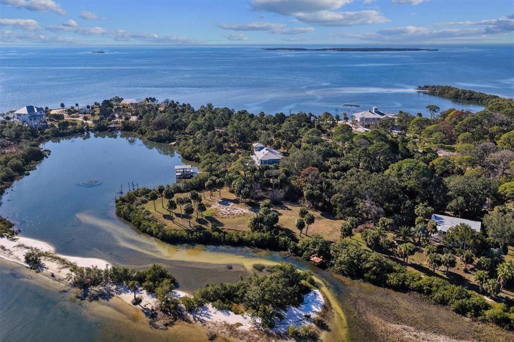 На продажу: $525,000 (0.89 acres)