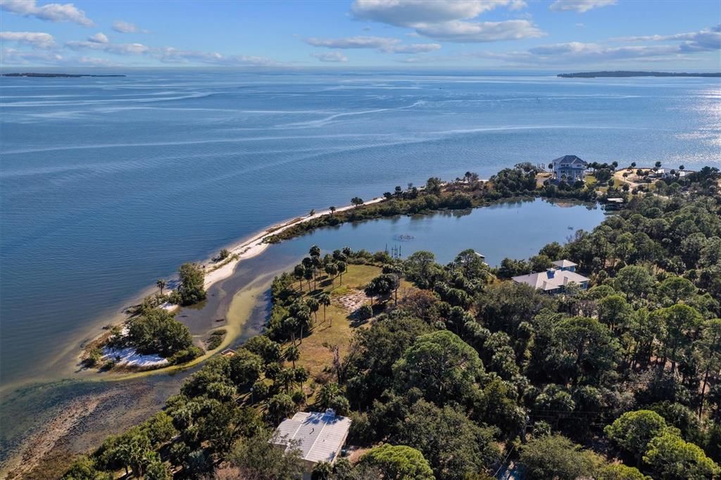 На продажу: $525,000 (0.89 acres)