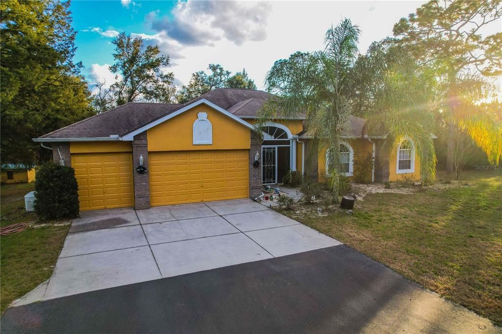 Activo con contrato: $849,900 (3 camas, 2 baños, 2450 Pies cuadrados)