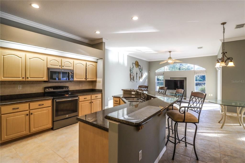 Activo con contrato: $849,900 (3 camas, 2 baños, 2450 Pies cuadrados)