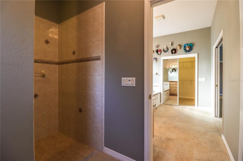 Activo con contrato: $849,900 (3 camas, 2 baños, 2450 Pies cuadrados)