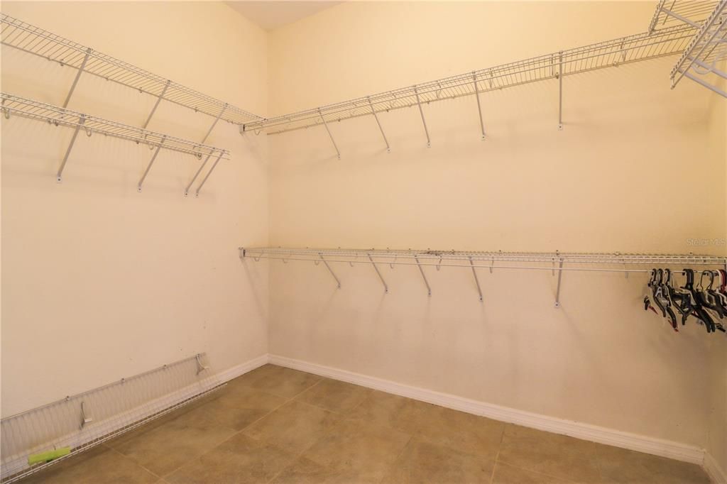Activo con contrato: $849,900 (3 camas, 2 baños, 2450 Pies cuadrados)