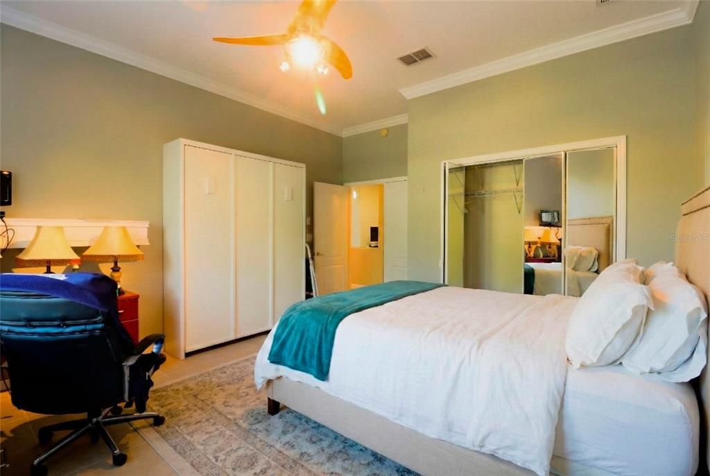 Activo con contrato: $849,900 (3 camas, 2 baños, 2450 Pies cuadrados)