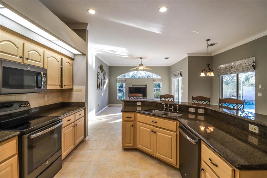 Activo con contrato: $849,900 (3 camas, 2 baños, 2450 Pies cuadrados)