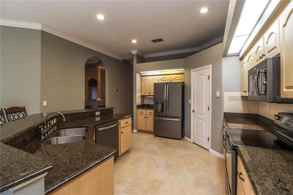 Activo con contrato: $849,900 (3 camas, 2 baños, 2450 Pies cuadrados)