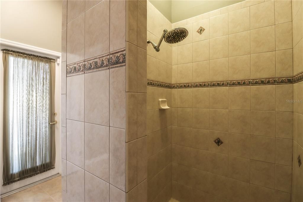 Activo con contrato: $849,900 (3 camas, 2 baños, 2450 Pies cuadrados)