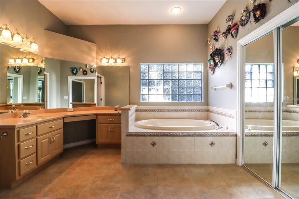 Activo con contrato: $849,900 (3 camas, 2 baños, 2450 Pies cuadrados)