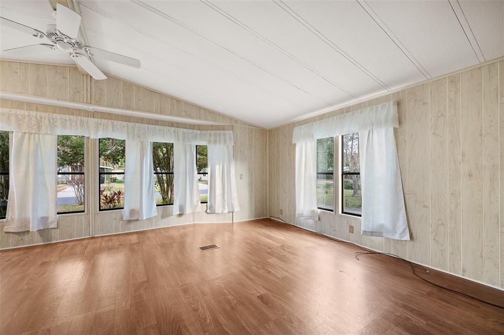 For Sale: $130,000 (2 beds, 2 baths, 878 Square Feet)