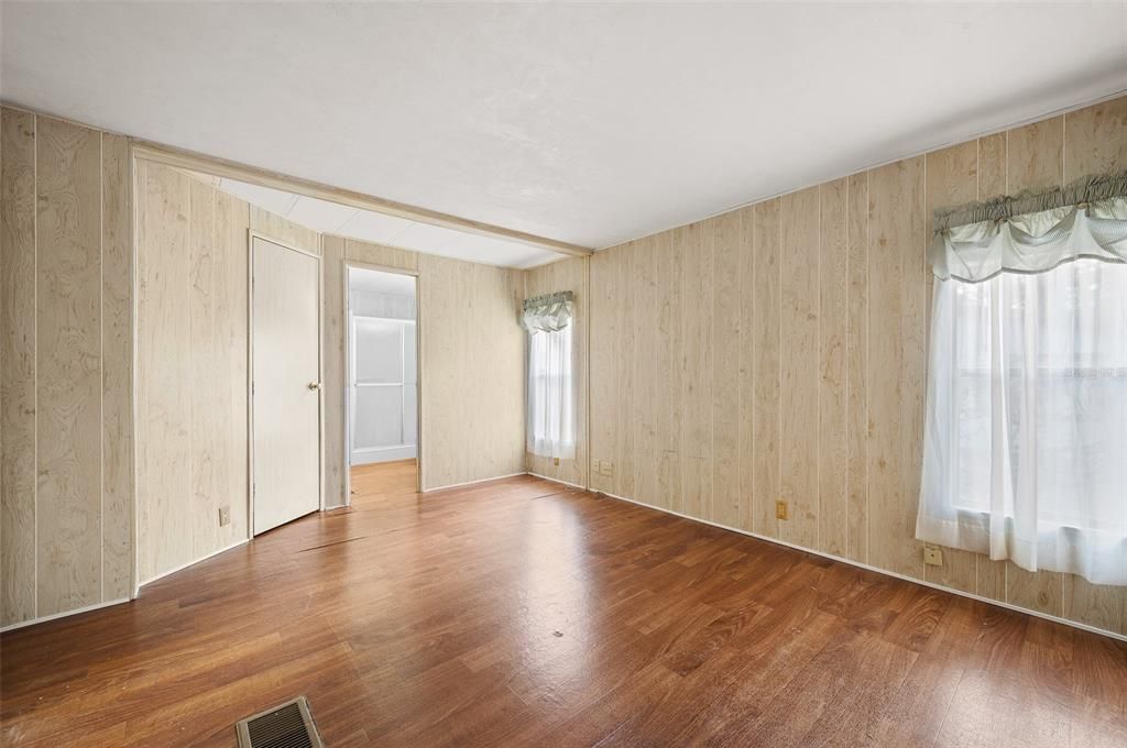 For Sale: $130,000 (2 beds, 2 baths, 878 Square Feet)