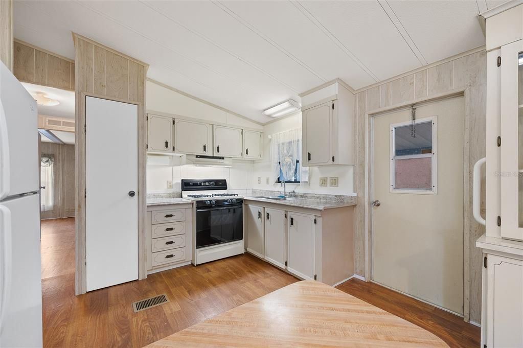 For Sale: $130,000 (2 beds, 2 baths, 878 Square Feet)