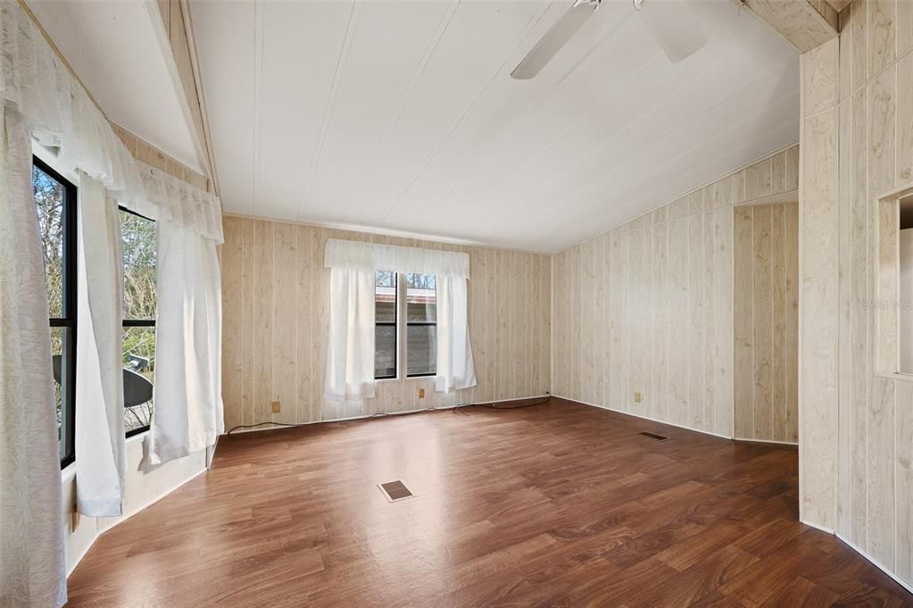 For Sale: $130,000 (2 beds, 2 baths, 878 Square Feet)