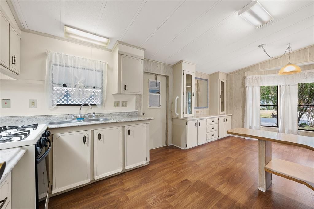 For Sale: $130,000 (2 beds, 2 baths, 878 Square Feet)