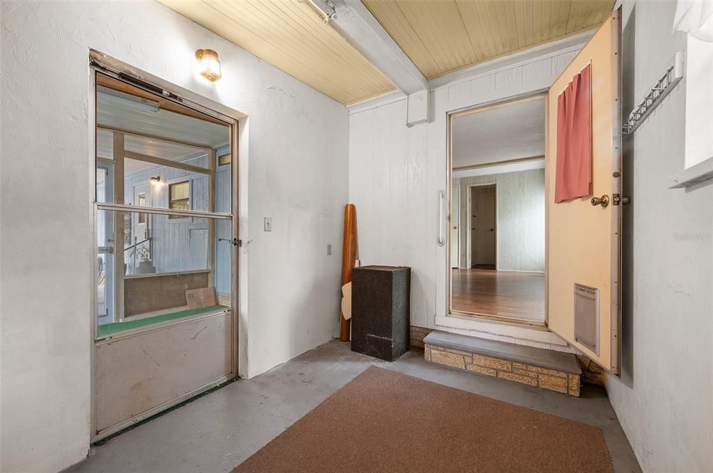 For Sale: $130,000 (2 beds, 2 baths, 878 Square Feet)