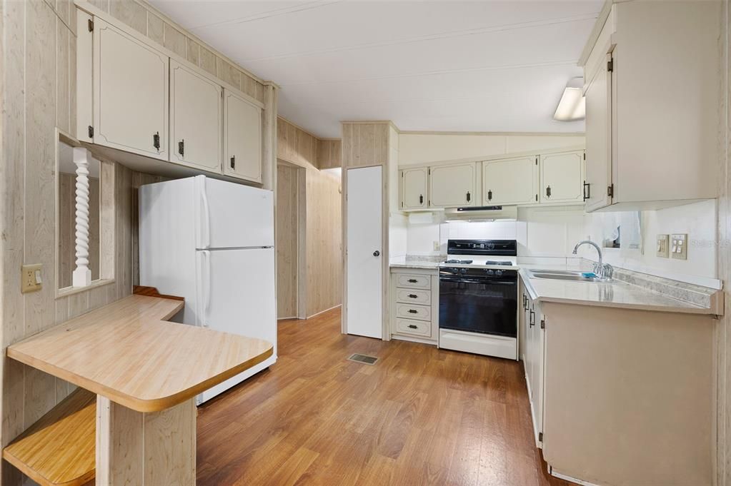For Sale: $130,000 (2 beds, 2 baths, 878 Square Feet)