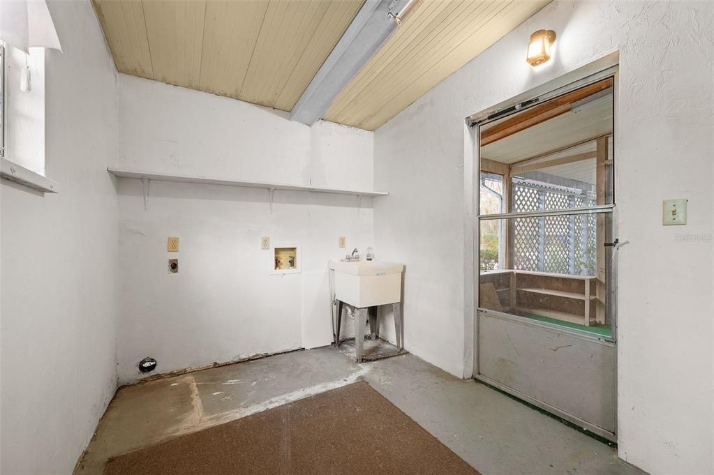 For Sale: $130,000 (2 beds, 2 baths, 878 Square Feet)