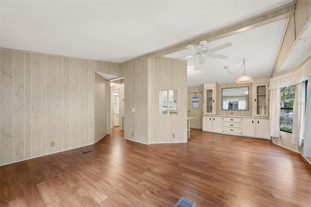 For Sale: $130,000 (2 beds, 2 baths, 878 Square Feet)
