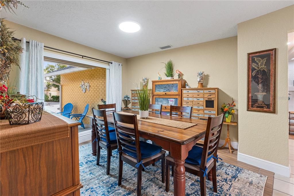 Activo con contrato: $699,000 (4 camas, 5 baños, 3461 Pies cuadrados)