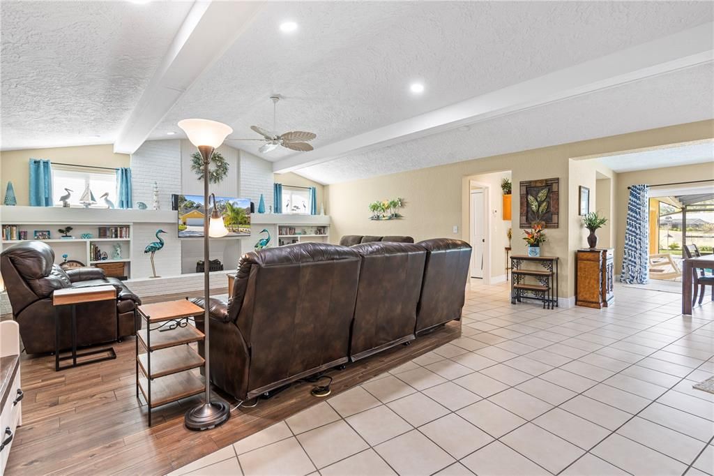 Activo con contrato: $699,000 (4 camas, 5 baños, 3461 Pies cuadrados)