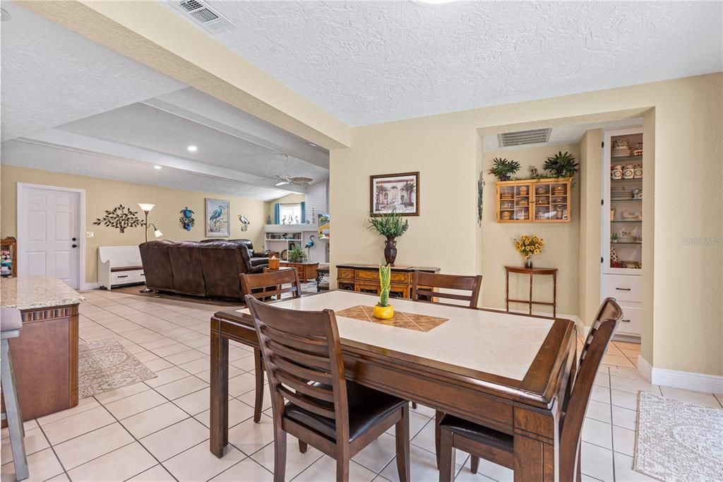 Activo con contrato: $699,000 (4 camas, 5 baños, 3461 Pies cuadrados)