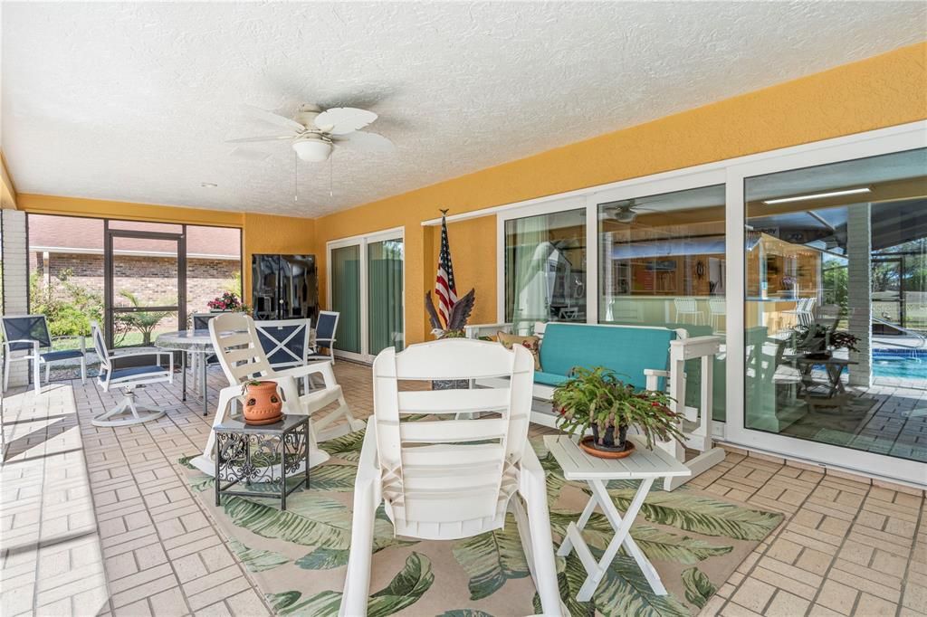 Activo con contrato: $699,000 (4 camas, 5 baños, 3461 Pies cuadrados)