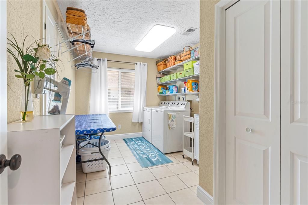 Activo con contrato: $699,000 (4 camas, 5 baños, 3461 Pies cuadrados)
