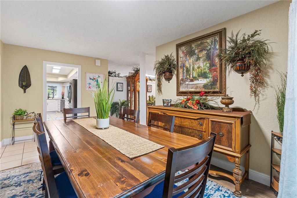 Activo con contrato: $699,000 (4 camas, 5 baños, 3461 Pies cuadrados)