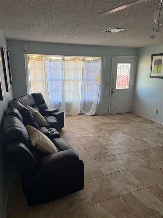 For Sale: $314,999 (3 beds, 2 baths, 1071 Square Feet)