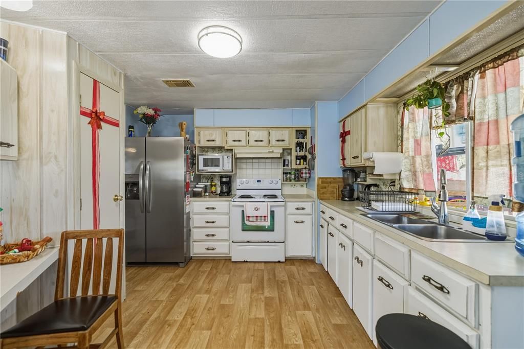 На продажу: $139,900 (2 спален, 2 ванн, 952 Квадратных фут)