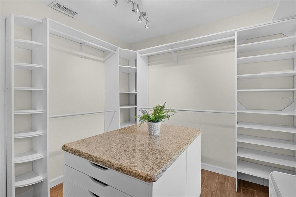 Activo con contrato: $379,900 (4 camas, 2 baños, 1820 Pies cuadrados)