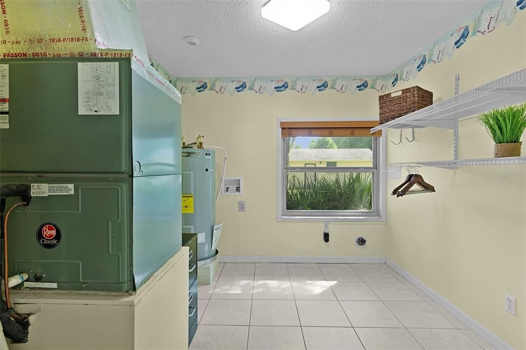 Activo con contrato: $379,900 (4 camas, 2 baños, 1820 Pies cuadrados)