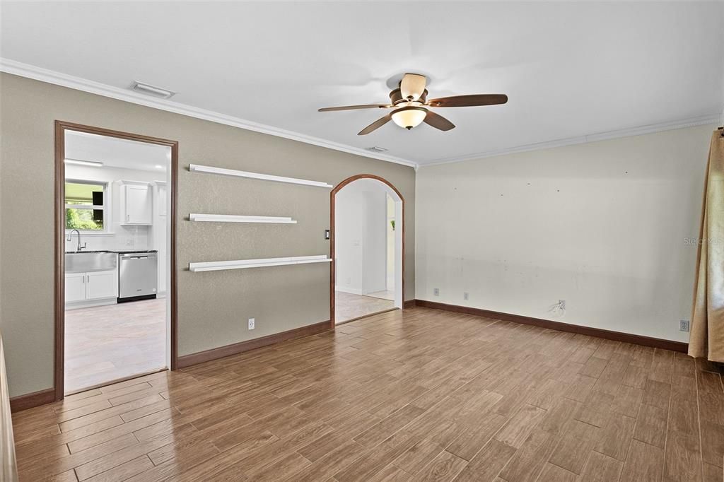 Activo con contrato: $379,900 (4 camas, 2 baños, 1820 Pies cuadrados)