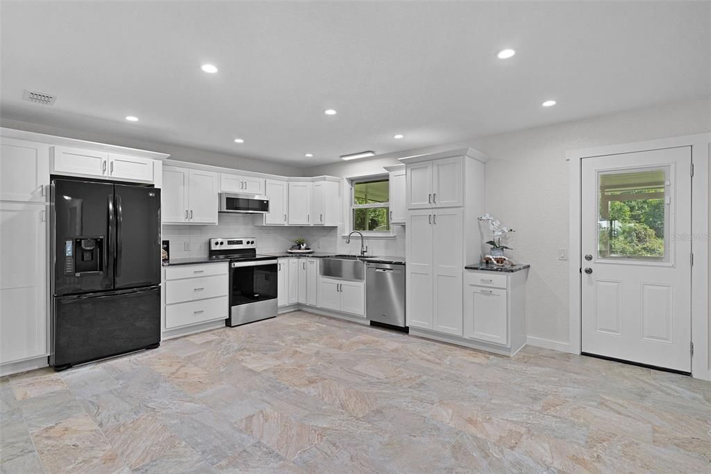 Activo con contrato: $379,900 (4 camas, 2 baños, 1820 Pies cuadrados)