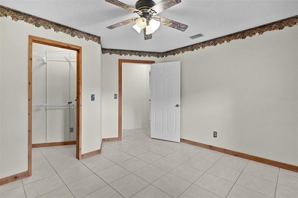 Activo con contrato: $379,900 (4 camas, 2 baños, 1820 Pies cuadrados)
