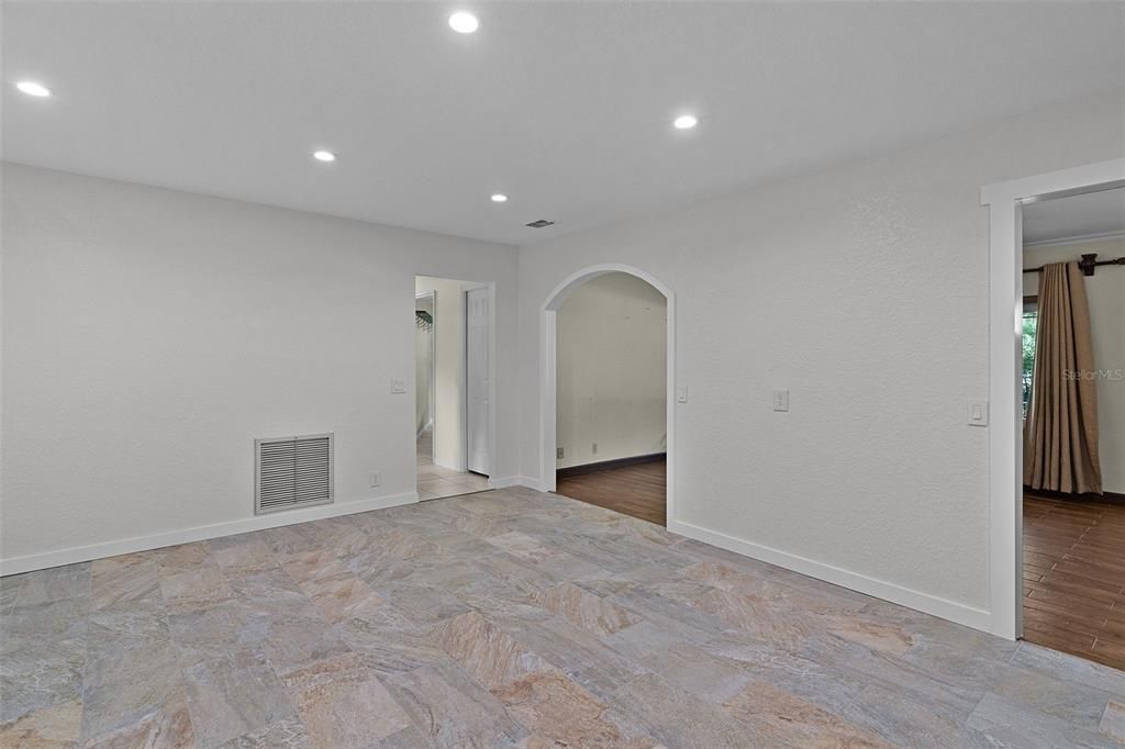 Activo con contrato: $379,900 (4 camas, 2 baños, 1820 Pies cuadrados)