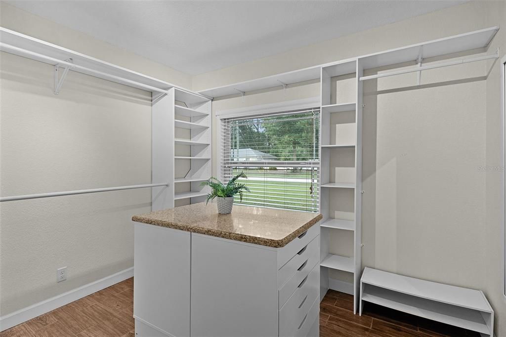 Activo con contrato: $379,900 (4 camas, 2 baños, 1820 Pies cuadrados)