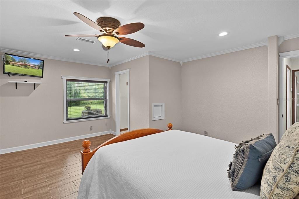 Activo con contrato: $379,900 (4 camas, 2 baños, 1820 Pies cuadrados)