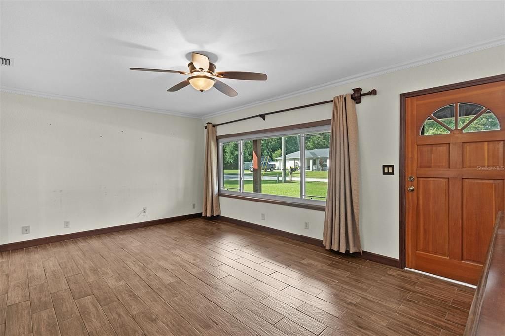 Activo con contrato: $379,900 (4 camas, 2 baños, 1820 Pies cuadrados)