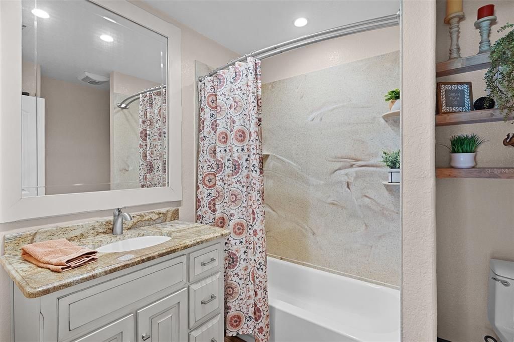 Activo con contrato: $379,900 (4 camas, 2 baños, 1820 Pies cuadrados)