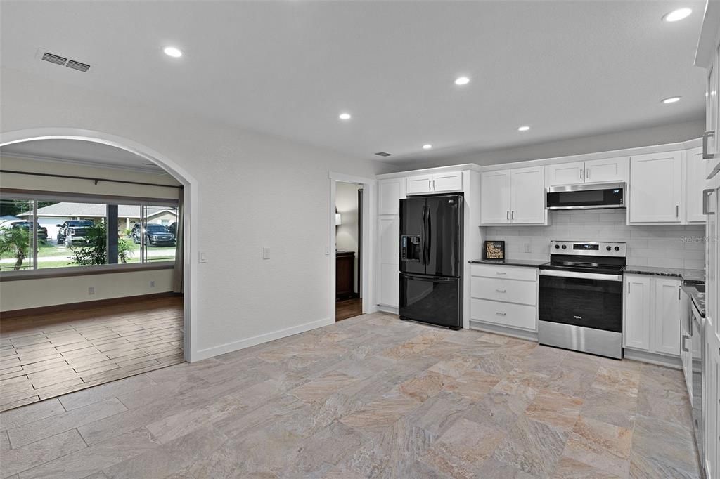 Activo con contrato: $379,900 (4 camas, 2 baños, 1820 Pies cuadrados)